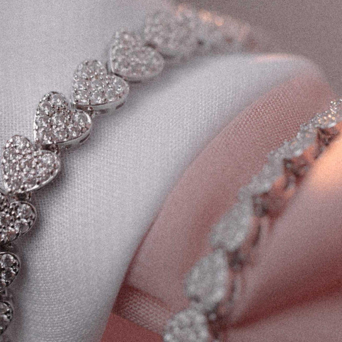 Pulseira com Corações Cravejados em Micro Zircônias Brancas 17cm | Alviane